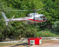 bergamo italien juli 2022 helikopter som användes för att transportera vatten för att släcka bränder foto