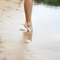 vacker kvinna ben. det ska vara i vattnet. foto
