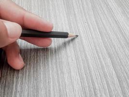 hand som håller en penna skriver foto