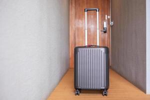 bagage i modernt hotellrum efter dörröppning. tid att resa, staycation, service, resa, resa, sommarlov och semesterkoncept foto