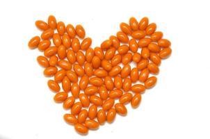 orange piller i hjärtaform på vit bakgrund foto