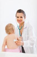 barnläkare undersöker barnet med stetoskop