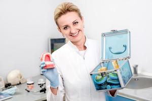 porträtt av kvinna tandläkare foto