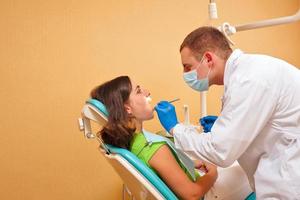 flicka på undersökning hos tandläkare foto