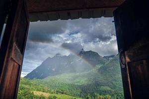 grön bergsutsikt i chiang dao foto