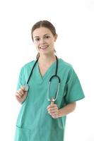porträtt av vårdarbetare som bär uniform och stetoskop.