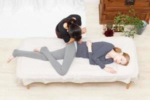 kvinnor som genomgår en massage