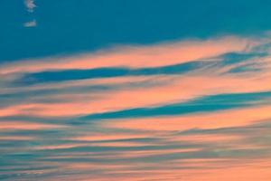 suddig bakgrund. ljus himmel med fluffiga moln. foto