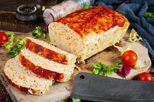 amerikansk köttfärslimpa med kycklingkött, pumpa och gröna ärtor. bakat malet kycklingkött foto