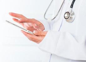 läkares händer med mobiltelefon