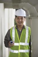 asiatisk industriell ingenjör på jobbet foto