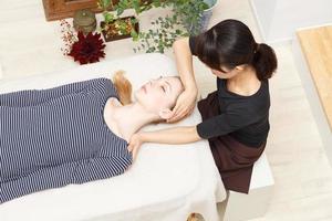kvinnor som genomgår en massage