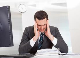 affärsman som lider av huvudvärk