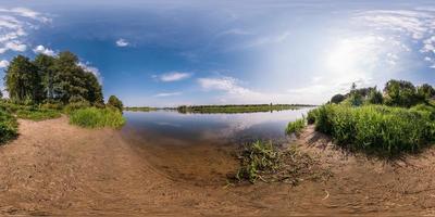 fullständig sömlös sfärisk panorama 360 gånger 180 graders vinkelvy på stranden av bredden floden neman i solig sommardag i ekvirektangulär projektion, redo vr virtuell verklighet innehåll foto