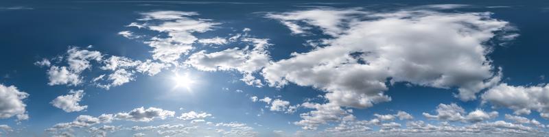 blå himmel hdri 360 panorama med vita vackra moln i sömlös projektion med zenit för användning i 3d-grafik eller spelutveckling som skydome eller redigera drönarbild för himmelbyte foto