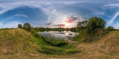 fullt sömlöst sfäriskt panorama 360 x 180 vinkelvy på stranden av en liten sjö i solig sommarkväll med fantastiska moln i ekvirektangulär projektion, skybox vr virtual reality-innehåll foto