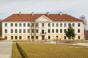 restaurerade medeltida slott tidigt på våren foto