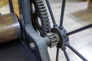 detaljer av gammal gammal maskin för att göra gravyrer foto