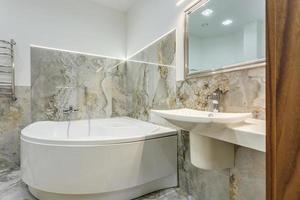 detaljer om hörnduschkabin med väggmonterad duschfäste och vattenkran handfat med kran i dyrt badrum foto