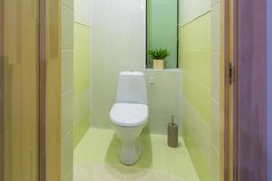 toalett och detalj av en hörnduschbidé med väggmonterad duschfäste foto