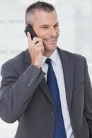 tankeväckande affärsman poserar medan han har ett telefonsamtal foto