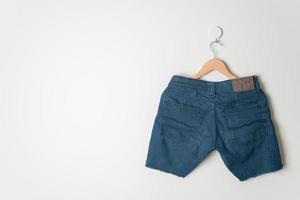 korta byxor jeans hängande på galge foto
