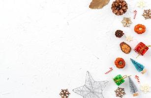 ovanifrån av julhelgen bakgrund. sammansättning av festlig prydnad dekor flatlay. foto