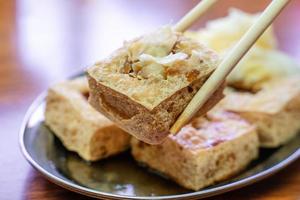 friterad illaluktande tofu med inlagd kål, berömd och utsökt gatumat i taiwan. foto