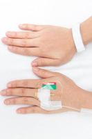 iv-lösning i en patienthand