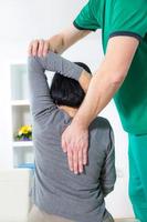 kiropraktor massage patientens rygg och rygg foto
