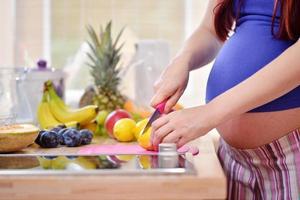 gravida kvinnor i köket foto