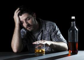 slösad alkoholist med whiskyglas i alkoholismkoncept foto