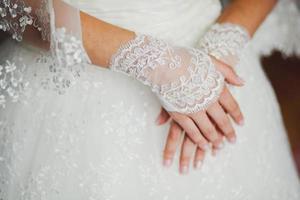 bröllop spetshandskar på händerna på bruden, närbild