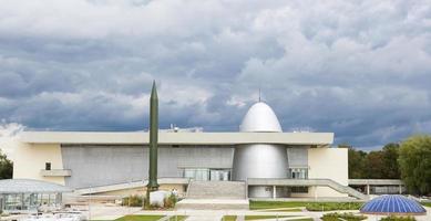 ryssland, kaluga, 14 augusti 2020. kaluga museum för kosmonautik. raket, planetarium kupol, park framför byggnaden, rekonstruktion, konstruktion av den andra linjen foto