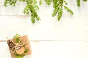 presentförpackning till jul och nyår i miljövänliga material kraftpapper, levande grangrenar, kottar, garn. taggar med mock up, naturlig inredning, handgjorda, gör-det-själv. platt, bakgrund, ram, minimalism foto