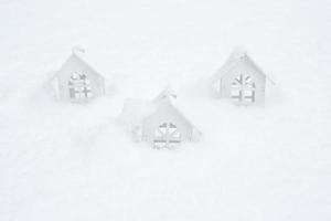 vita trähus i snön. begreppet komfort, liv på landsbygden, bolån, hyra, bokning foto