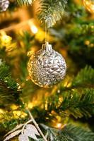 klassiskt juldekorerat nyårsträd. julgran med vit och silver dekorationer, prydnadssaker leksak och boll. modern inredningslägenhet i klassisk stil. julafton hemma. foto