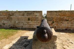 21 januari 2019 Israel. gammal kanon på fästningsmuren i Akko stad. foto