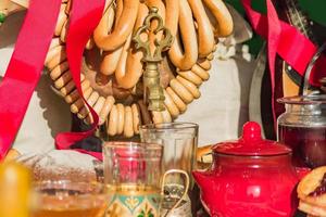 traditionell rysk ceremoni - te, samovar, bagels och små pajer foto