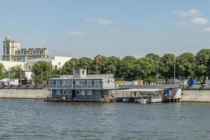 Moskva, Ryssland - 10 augusti 2017 räddningsstation vid Moskvafloden foto