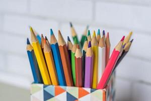närbild av färgglada pennor i pennfodral foto