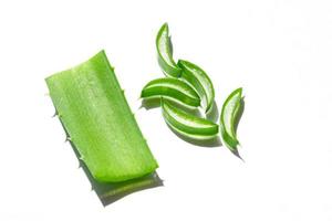 skivade blad av aloe vera på vit bakgrund. naturlig organisk ingrediens för kosmetika. aloe gel. foto