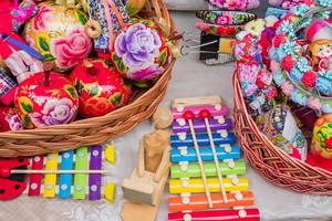 färgglada träleksaker displade på gatumarknaden foto