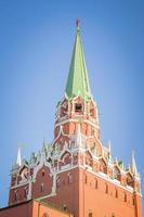 treenighetstornet i Moskvas kremlin mot blå himmel foto