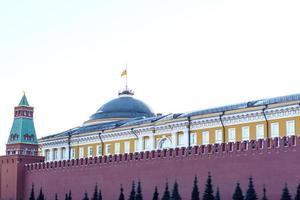 kremlin moskva kupol av senaten bakom röd vägg foto