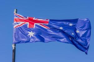 Australiens nationella flagga flågar över den blå himlen foto