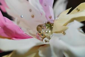 närbild av konstgjord blomma med kristaller. mjukt fokus foto