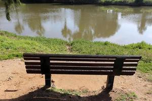 bänk i en stadspark vid Medelhavskusten foto