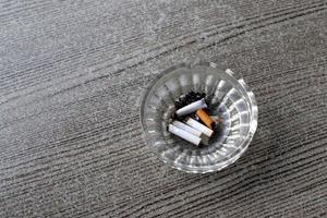askfat - en plats för tobaksaska och cigarettfimpar foto