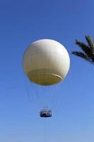 23 januari 2019. Tel Aviv, Israel. en ballong för att lyfta upp i himlen och se runt liggdelen. foto